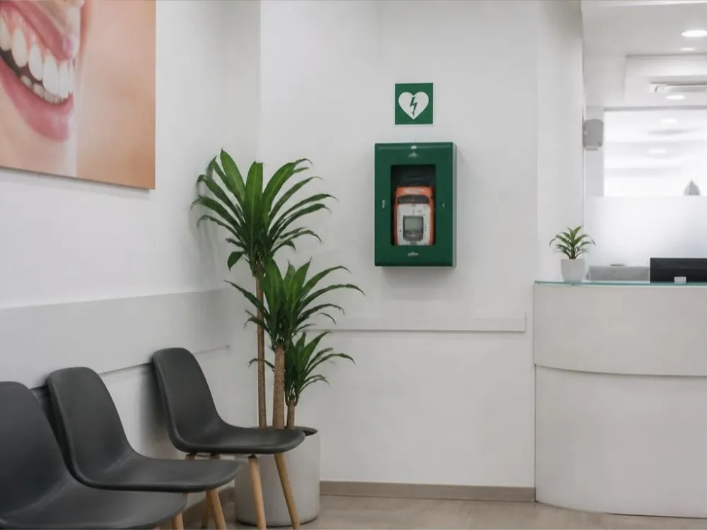 Desfibrilador instalado en clínica dental